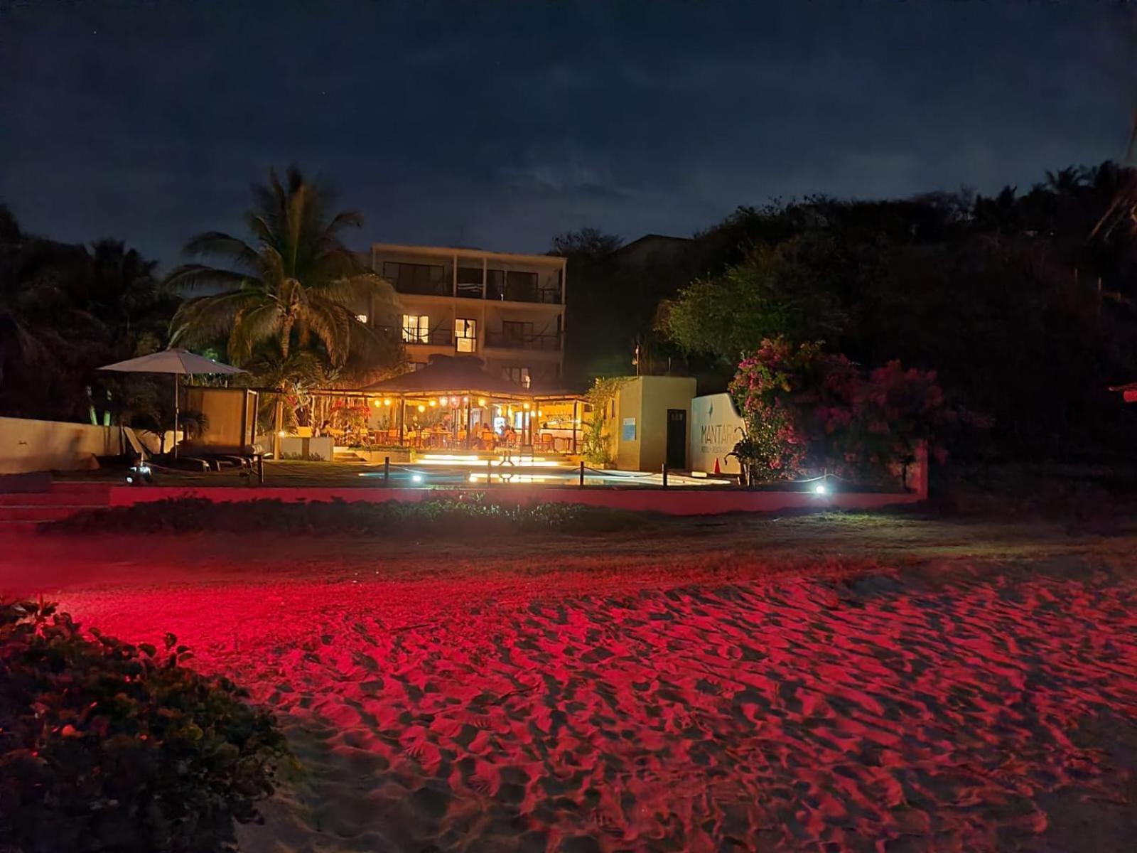 Manta Raya Hotel - Right On The Beach Cuatunalco Exterior photo